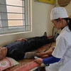 Nhân viên y tế tại trạm y tế xã khám sức khỏe cho người dân. (Ảnh: T.G/Vietnam+)