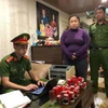 Lực lượng công an khám xét nơi ở của đối tượng Bùi Thị Thu Nguyệt. (Ảnh: Công an cung cấp)
