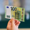 Đồng tiền mệnh giá 100 euro tại Rome, Italy. (Ảnh: AFP/TTXVN)