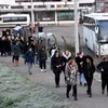 Cử tri tới điểm bầu cử ở Raska, Serbia để bỏ phiếu bầu Quốc hội, ngày 17/12/2023. (Ảnh: AFP/TTXVN)