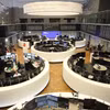 Hoạt động tại Sàn giao dịch chứng khoán ở Frankfurt am Main, Đức. (Ảnh: AFP/TTXVN)