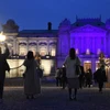 Cung điện Akasaka ở quận Minato đã được bao phủ trong ánh sáng tím. (Nguồn: The mainichi)