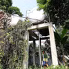 Công trình cấp nước sạch sinh hoạt cho khu tái định cư đã nằm 'đắp chiếu' trong bụi cây. (Ảnh: Trọng Đạt/TTXVN)
