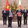 Thủ tướng Phạm Minh Chính và Thủ tướng Nhật Bản Kishida Fumio chứng kiến lễ trao văn kiện hợp tác đầu tư giữa Việt Nam-Nhật Bản. (Ảnh: Dương Giang/TTXVN)