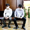 Hai bị cáo Nguyễn Văn Tùng (trái) và Nguyễn Quốc Tuấn tại phiên tòa sáng 5/4. (Ảnh: Thành Chung/TTXVN)