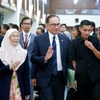 Thủ tướng Malaysia (giữa) rời phiên họp Hạ viện sau cuộc đánh giá tín nhiệm, ở Kuala Lumpur. (Ảnh: AFP/TTXVN)