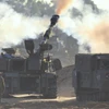 Quân đội Israel bắn đạn pháo về phía Dải Gaza. (Ảnh: THX/TTXVN)