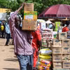 Người dân chuyển lương thực tại khu chợ ở Niamey, Niger. (Ảnh: AFP/TTXVN)
