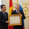 Đại sứ Đặng Minh Khôi trao tặng Huân chương Hữu nghị cho Thống đốc St. Petersburg, ông Alexander Beglov. (Ảnh: Duy Trinh/TTXVN)