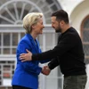 Tổng thống Ukraine Volodymyr Zelensky (phải) và Chủ tịch Ủy ban châu Âu Ursula von der Leyen tại cuộc gặp ở Kiev ngày 9/5. (Ảnh: AFP/ TTXVN)