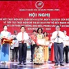 Ban Biên tập tin Đối ngoại, Thông tấn xã Việt Nam nhận Bằng khen của Đảng ủy Khối các cơ quan Trung ương tại hội nghị. (Ảnh: Phương Hoa/TTXVN)