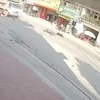 Hải Phòng: Tài xế xe máy mất lái đâm trực diện vào xe tải, một người bị thương