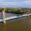 Dự kiến đến tháng 12/2023, cầu bắc qua sông Vàm Cỏ Tây sẽ khánh thành và đưa vào sử dụng. (Ảnh: TTXVN phát)