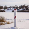 Cột mốc biên giới giữa Latvia và Belarus ở Piedruja, Latvia. (Ảnh: AFP/TTXVN)
