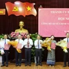 Các cán bộ nhận quyết định phân công, luân chuyển của Ban Thường vụ Thành ủy Đà Nẵng. (Ảnh: TTXVN phát)