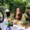Các nhà sáng tạo nội dung giúp bà con nông dân tiêu nhãn lồng và nông sản OCOP trên Tiktok. (Ảnh: Đinh Văn Nhiều/TTXVN)