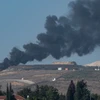 Khói lửa bốc lên sau vụ oanh tạc của quân đội Israel xuống miền Nam Liban ngày 23/11/2023. (Ảnh: THX/TTXVN)