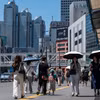 Người dân di chuyển dưới trời nắng nóng tại Tokyo, Nhật Bản ngày 30/7/2023. (Ảnh: AFP/TTXVN)