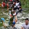 Người di cư từ Matamoros, bang Tamaulipas (Mexico) vượt sông Rio Grande để tìm cách vào Mỹ. (Ảnh: AFP/TTXVN)