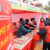 Chương trình chợ "Tết nhân ái" do Hội Chữ thập Đỏ thành phố Hà Nội tổ chức cho các hộ có hoàn cảnh khó khăn. (Ảnh: Thanh Tùng/TTXVN)