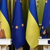 Tổng thống Ukraine Volodymyr Zelensky (phải) và Chủ tịch Ủy ban châu Âu (EC) Ursula von der Leyen tại cuộc họp báo ở Kiev, Ukraine, ngày 2/2/2023. (Ảnh: AFP/TTXVN)