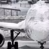 Tuyết phủ dày trên một chiếc máy bay ở Sân bay Munich của Đức. (Nguồn: Yahoo)