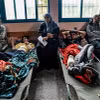Các bệnh nhân được sơ tán từ bệnh viện ở phía bắc Dải Gaza tới điều trị tại trường học ở Khan Yunis thuộc miền Nam, ngày 22/11/2023. (Ảnh: AFP/TTXVN)