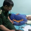 Bộ đội Biên phòng tỉnh Bạc Liêu thăm, khám cho các thuyền viên gặp nạn. (Ảnh: Tuấn Tú/TTXVN phát)