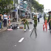 Lực lượng chức năng phong tỏa hiện trường, điều tra vụ án. (Ảnh: Quốc Dũng/TTXVN)