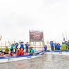 Nhân viên Vinamilk tham gia hoạt động khoanh nuôi rừng ngập mặn tại Cà Mau thuộc dự án Net Zero của Vinamilk.