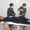 Bác sỹ Quân y điều trị vết thương cho ngư dân gặp nạn. (Ảnh minh họa: TTXVN phát)