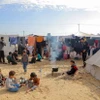 Người dân tại một trại tạm ở Dải Gaza ngày 8/12/2023. (Ảnh: THX/TTXVN)