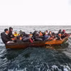 Người di cư chờ được giải cứu trên Địa Trung Hải. (Ảnh: AFP/TTXVN)