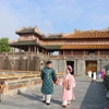Người dân và du khách tham quan Đại Nội Huế. (Ảnh: Tường Vi/TTXVN)