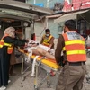 Lực lượng cứu hộ chuyển nạn nhân bị thương trong vụ đánh bom tại tỉnh Khyber Pakhtunkhwa, Pakistan, ngày 3/11/2023. (Ảnh: AFP/TTXVN)
