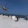 Các tay súng Houthi bắt giữ tàu chở hàng Galaxy Leader trên Biển Đỏ ngày 19/11/2023. (Nguồn: Reuters)