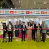 Bà Shubhra Agarwal, Vụ trưởng, Bộ Dệt may Ấn Độ (ở chính giữa), bà Chandrima Chatterjee, Tổng Thư ký Liên đoàn dệt may Ấn Độ (thứ 2 từ phải sang trái), ông Bùi Trung Thướng, Tham tán Thương mại Việt Nam tại Ấn Độ (thứ 5 từ phải sang trái) cắt băng khai trương gian hàng Việt Nam tại hội chợ. (Ảnh: Ngọc Thúy/TTXVN)