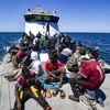 Người di cư được lực lượng bảo vệ bờ biển Tunisia cứu tại khu vực ngoài khơi giữa Tunisia và Italy, ngày 10/8/2023. (Ảnh: AFP/TTXVN)