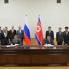 Bộ trưởng Tài nguyên Thiên nhiên Nga Alexander Kozlov (trái, phía trước) và Bộ trưởng Quan hệ Kinh tế Đối ngoại Triều Tiên Yun Jong Ho (phải, phía trước) ký nghị định thư mở rộng hợp tác về thương mại, kinh tế tại Bình Nhưỡng, ngày 15/11/2023. (Ảnh: Yonhap/TTXVN)