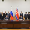 Bộ trưởng Tài nguyên Thiên nhiên Nga Alexander Kozlov (trái, phía trước) và Bộ trưởng Quan hệ Kinh tế Đối ngoại Triều Tiên Yun Jong Ho (phải, phía trước) ký nghị định thư mở rộng hợp tác về thương mại, kinh tế tại Bình Nhưỡng, ngày 15/11/2023. (Ảnh: Yonhap/TTXVN)