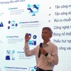 Ông Nguyễn Hữu Nguyên, Phó Giám đốc Trung tâm Ứng cứu Khẩn cấp Không gian Mạng Việt Nam, (Bộ Thông tin và Truyền thông) trình bày chuyên đề về an toàn thông tin trong Chuyển đổi Số. (Ảnh: Văn Sĩ/TTXVN)