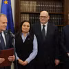 Tân Thủ tướng Ba Lan Donald Tusk (trái) và các thành viên nội các mới trong cuộc gặp Chủ tịch Hạ viện Szymon Holownia (phải) tại Warsaw ngày 12/12/2023. (Ảnh: PAP/TTXVN)