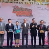 Phó Tổng thư ký Bộ Du lịch, Nghệ thuật và Văn hóa Malaysia, Mohd Yusri Bin Mohd Yusoff chụp ảnh lưu niệm cùng đại diện của Đại sứ quán các nước ASEAN. (Ảnh: Hằng Linh/TTXVN)