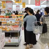 Người dân mua sắm tại một đại lý bán lẻ ở Seoul, Hàn Quốc. (Ảnh: Yonhap/TTXVN)