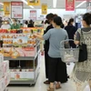 Người dân mua sắm tại một đại lý bán lẻ ở Seoul, Hàn Quốc. (Ảnh: Yonhap/TTXVN)