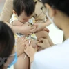 Nhân viên y tế tiêm vaccine cho trẻ. (Ảnh: Minh Quyết/TTXVN)