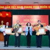 Đồng chí Trương Thị Mai trao Huân chương Lao động của Chủ tịch nước và Bằng khen của Thủ tướng Chính phủ cho các cá nhân có thành tích xuất sắc. (Ảnh: Phương Hoa/TTXVN)