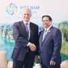 Thủ tướng Phạm Minh Chính tiếp ông Bill Winters, Tổng Giám đốc toàn cầu Ngân hàng Standard Chartered. (Ảnh: Dương Giang/TTXVN)