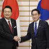 Tổng thống Hàn Quốc Yoon Suk Yeol (trái) và Thủ tướng Nhật Bản Fumio Kishida tại cuộc gặp ở Tokyo ngày 16/3/2023. (Ảnh: Kyodo/TTXVN)
