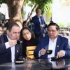 Hình ảnh Thủ tướng Việt Nam và Belarus thưởng thức càphê dưới chân Cột Cờ Hà Nội